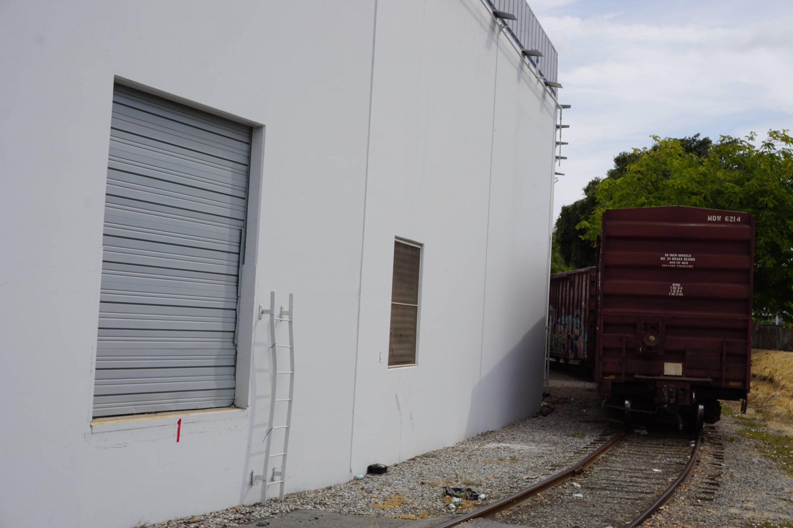 Rail-served distribution center with efficient logistics and warehouse capabilities